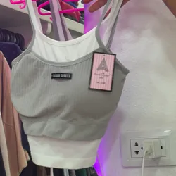 Top corto gris y blanco