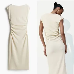 Vestido largo beich con pliegues a los lados