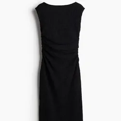 Vestido largo negro con pliegues a los lados