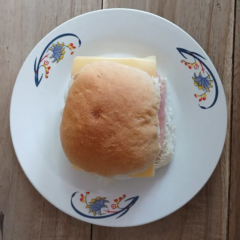 Pan con jamón y queso gouda