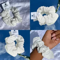 *Maxi Scrunchie Blanca Bordada* 🤍