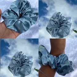 *Maxi Scrunchie de Satin Azul con bolas* 🩵
