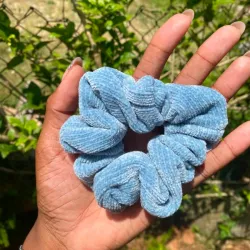 *Scrunchie de Chenila Azul* 🩵