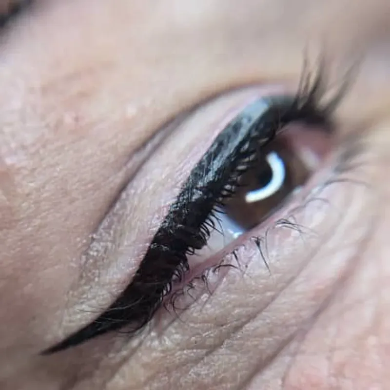 🖌️ Delineado Negro Superior