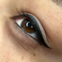 🖌️ Retoque del Delineado Negro Superior