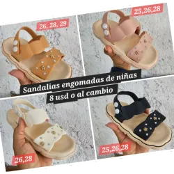 Sandalias engomadas de niñas