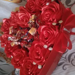 Caja en forma de corazón con rosas eternas y bombones
