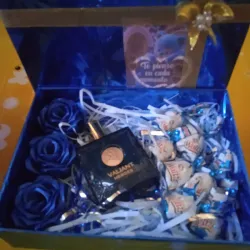 Cajas con perfume y bombones y rosas eternas