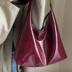 Bolso rojo vino