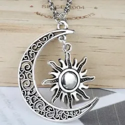 Cadena con colgante de Media luna y sol.