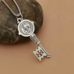 Cadena con dije Llave de San Benito
