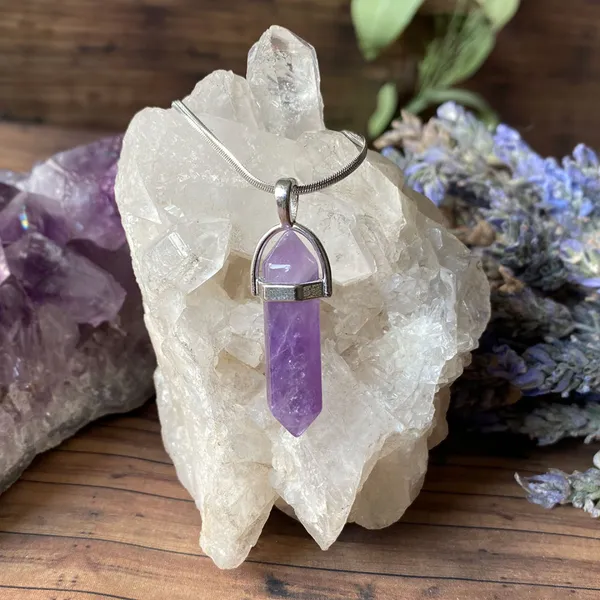 Améthyste es un espacio donde la energía, la estética y la intención convergen.
Creamos experiencias sensoriales a través de una selección exclusiva de pulseras de cuarzo elaboradas a pedido, collares energéticos, bisutería espiritual, aceites rituales y cartas de tarot, concebidos como piezas de alta vibración para quienes buscan belleza con propósito.
Nuestras pulseras son creadas de forma personalizada, alineadas a la intención, energía y estilo de cada persona, transformándose en talismanes únicos que acompañan procesos de sanación, protección y manifestación consciente.
Cada objeto es cuidadosamente curado por su diseño refinado y su significado energético. En Améthyste, los cristales actúan como guardianes de intención, los aromas despiertan la memoria del alma y el tarot se convierte en una herramienta de claridad interior.
Améthyste es más que una tienda: es un santuario contemporáneo para el espíritu. Un lugar donde lo místico se fusiona con lo estético, y donde cada creación nace desde la conciencia. Aquí, cada pieza es un ritual y cada elección, una expresión de conexión interior.