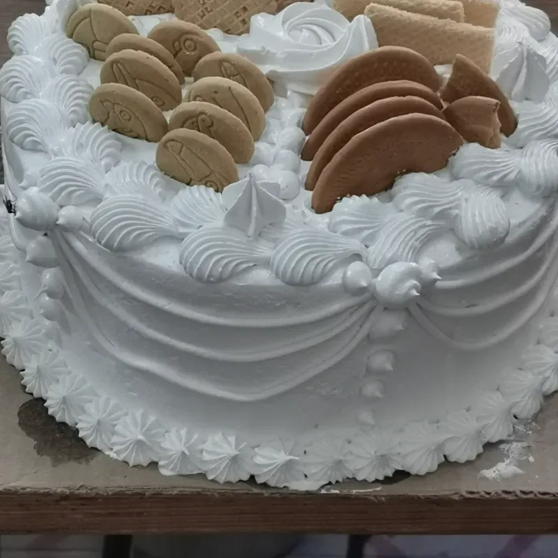 kake de vainilla relleno de crema bombón y decoracion de merengue con confituras 