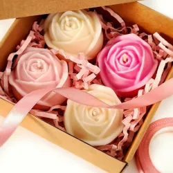 Caja con 4 botones de rosas