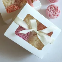 Caja con 4 Peonias cerradas