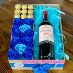 Caja con botella bombones y rosas