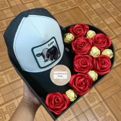 Caja con gorra, rosas y bombones 