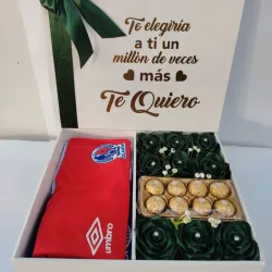Caja con pulover de fútbol, rosas y Bombones