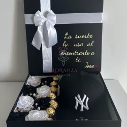 Caja con rosas bombones y gorra