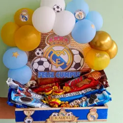 Caja decorada con chucherías de fútbol