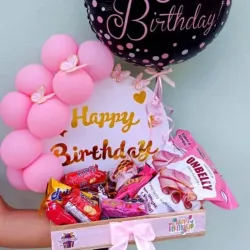 Caja decorada con globos y chucherías