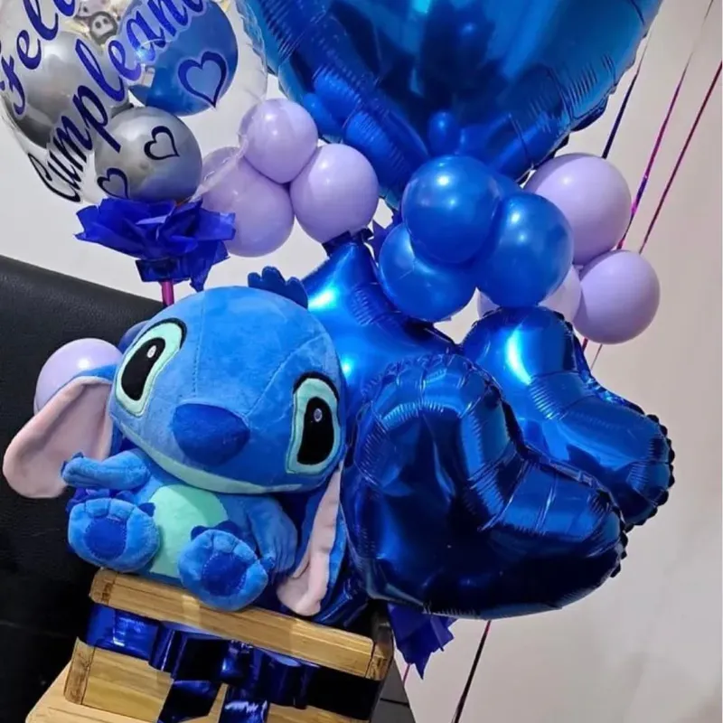 Caja decorada con globos y Stitch peluche 
