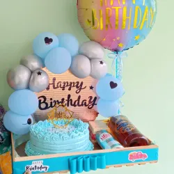Caja decorada con kake y bebidas