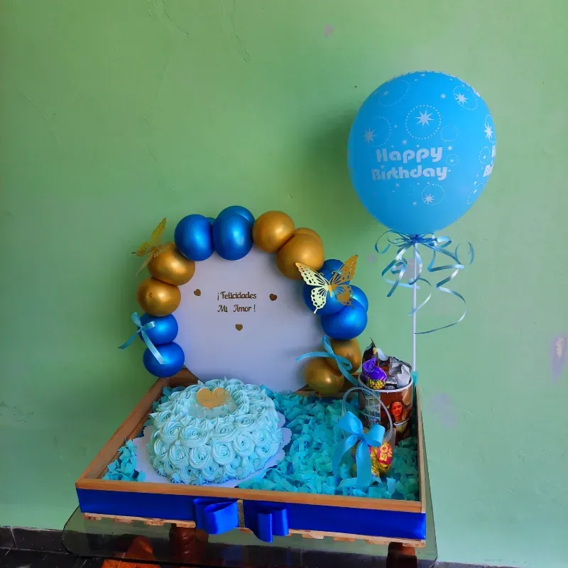 Caja decorada+ kake+ jarra personalizada+ bombones 