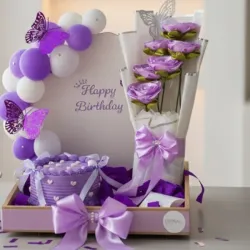 Caja decorada+ minikake+ ramo de flores