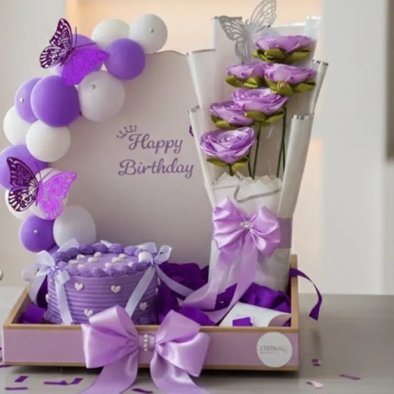 Caja decorada+ minikake+ ramo de flores