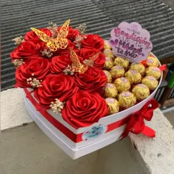 Corazón mitad flores mitad bombones 