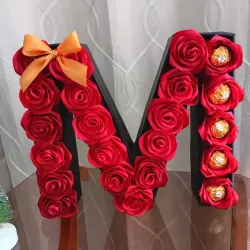 Inicial M grande con ferreros