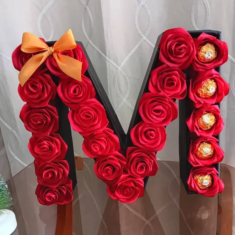 Inicial M grande con ferreros