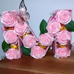 Inicial M pequeña con bombones 