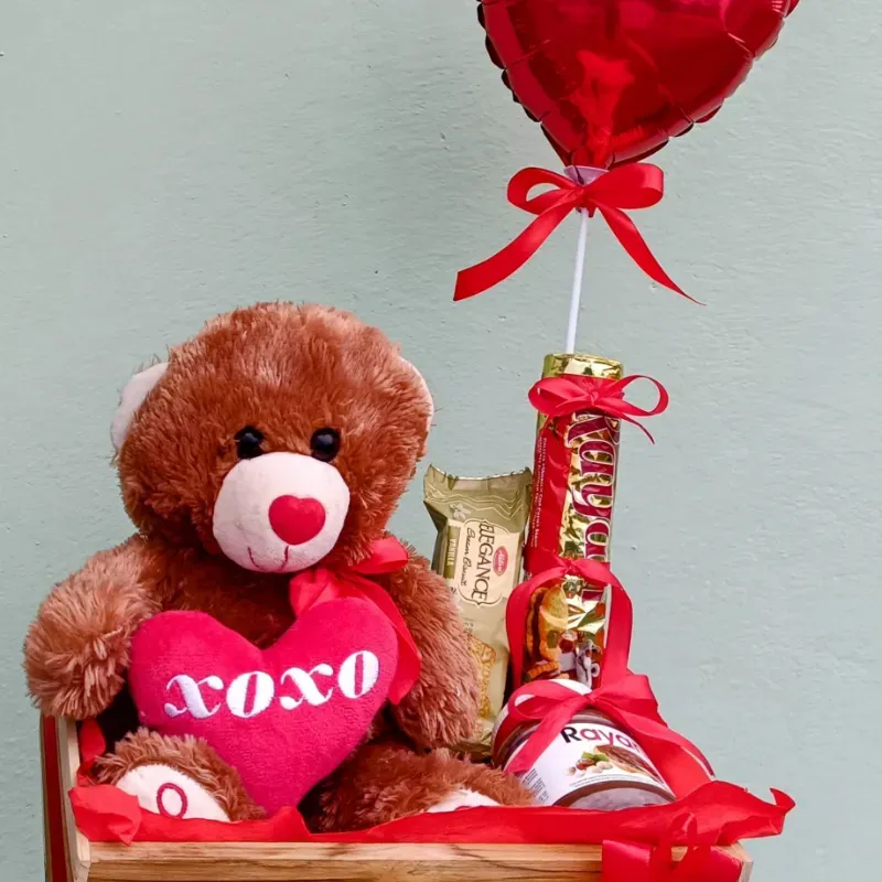 Peluche en caja decorada con chucherías 