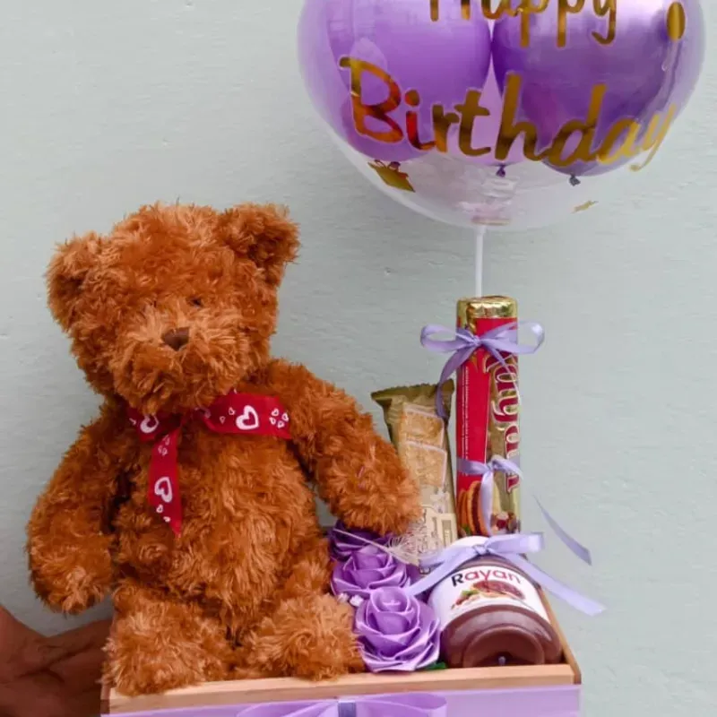 Peluche en caja decorada con chucherías 