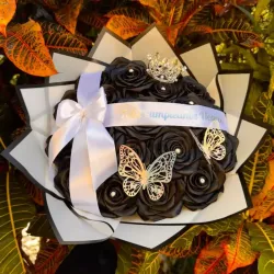 Ramo blanco y negro de 20 rosas