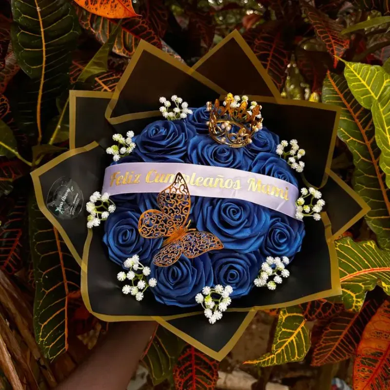 Ramo de 12 rosas + corona+ cinta personalizada 