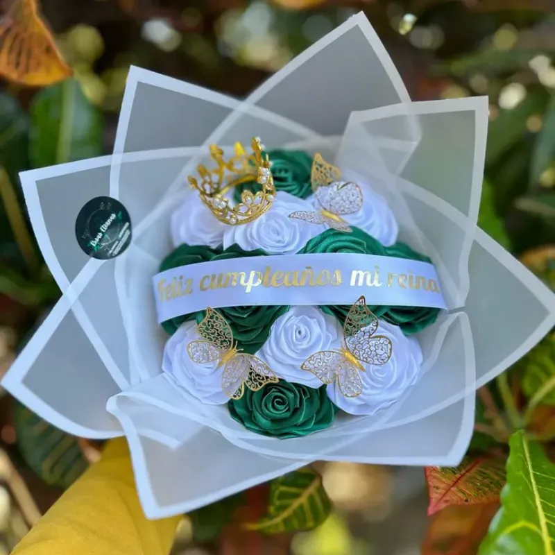 Ramo de 12 rosas + corona+ cinta personalizada 