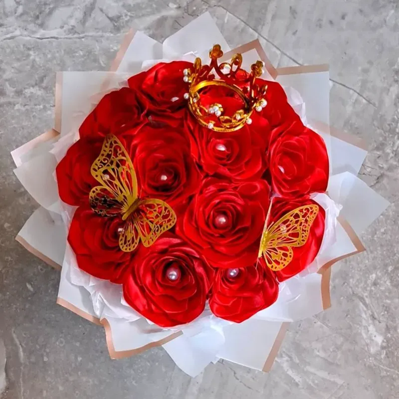 Ramo de 12 rosas eternas+ corona