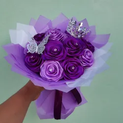 Ramo de 12 rosas eternas+ corona