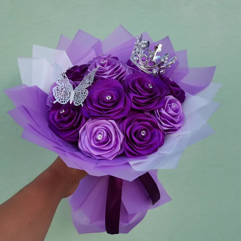 Ramo de 12 rosas eternas+ corona