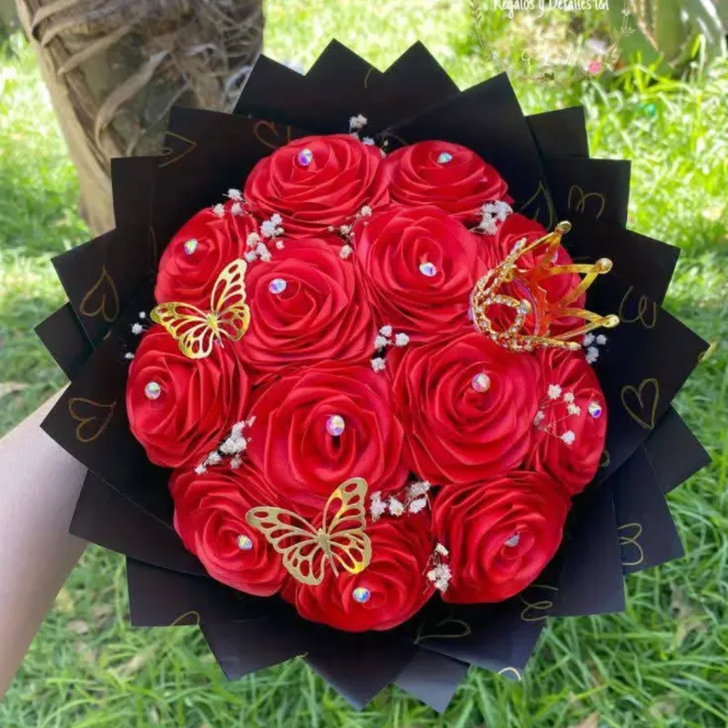 Ramo de 13 rosas eternas+ corona