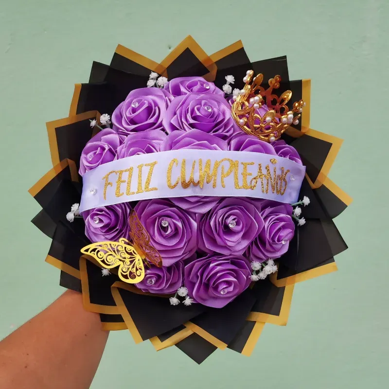 Ramo de 15 rosas+ corona+ cinta personalizada 