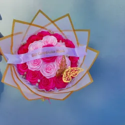 Ramo de 18 rosas eternas + cinta personalizada