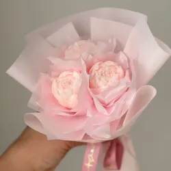 Ramo de 3 Peonias cerradas