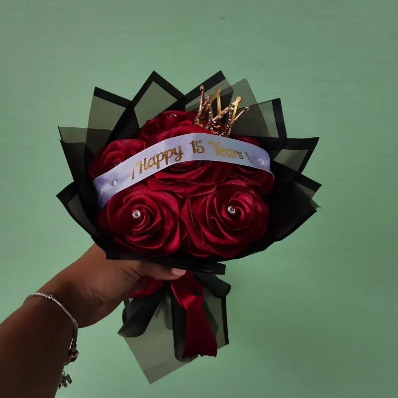 Ramo de 6 rosas eternas + corona y cinta personalizada 
