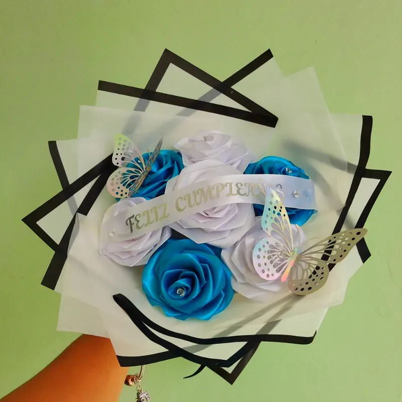 Ramo de 7 rosas + cinta personalizada 