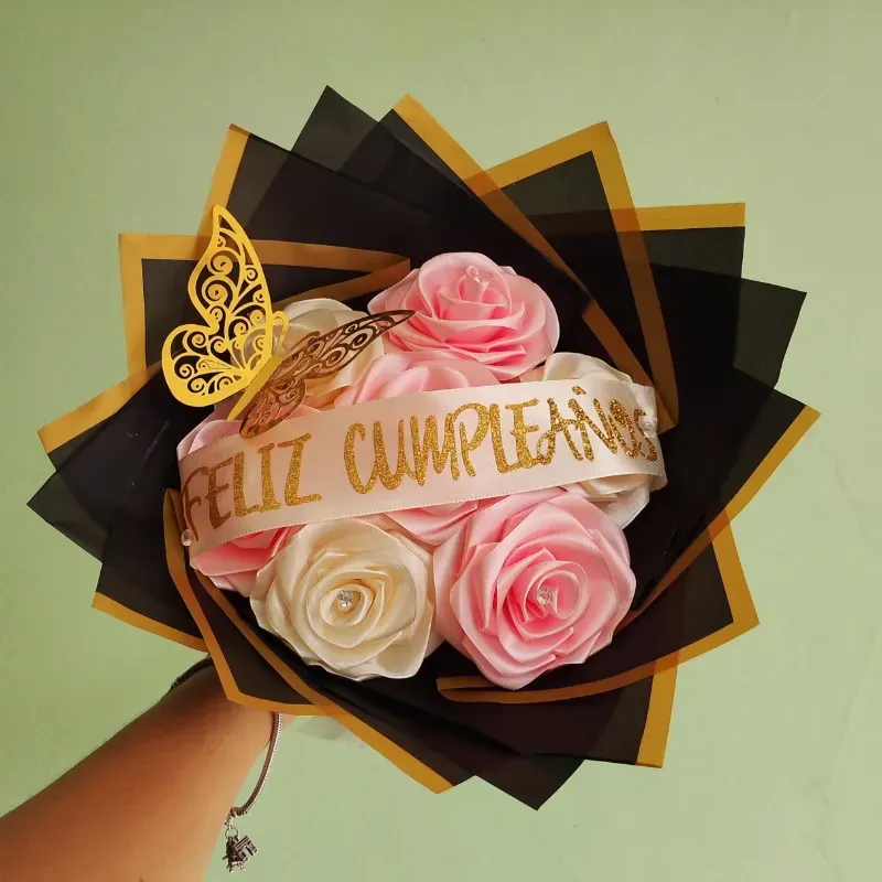 Ramo de 7 rosas + cinta personalizada 