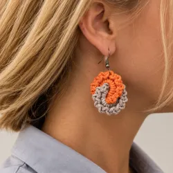 Aretes entrelazados.